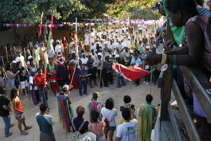 Comunidade Kalunga em Cortejo pela Vila de São Joge durante o IX Encontro de Culturas Tradicionais da Chapada dos Veadeiros | Foto de Rodrigo Lima